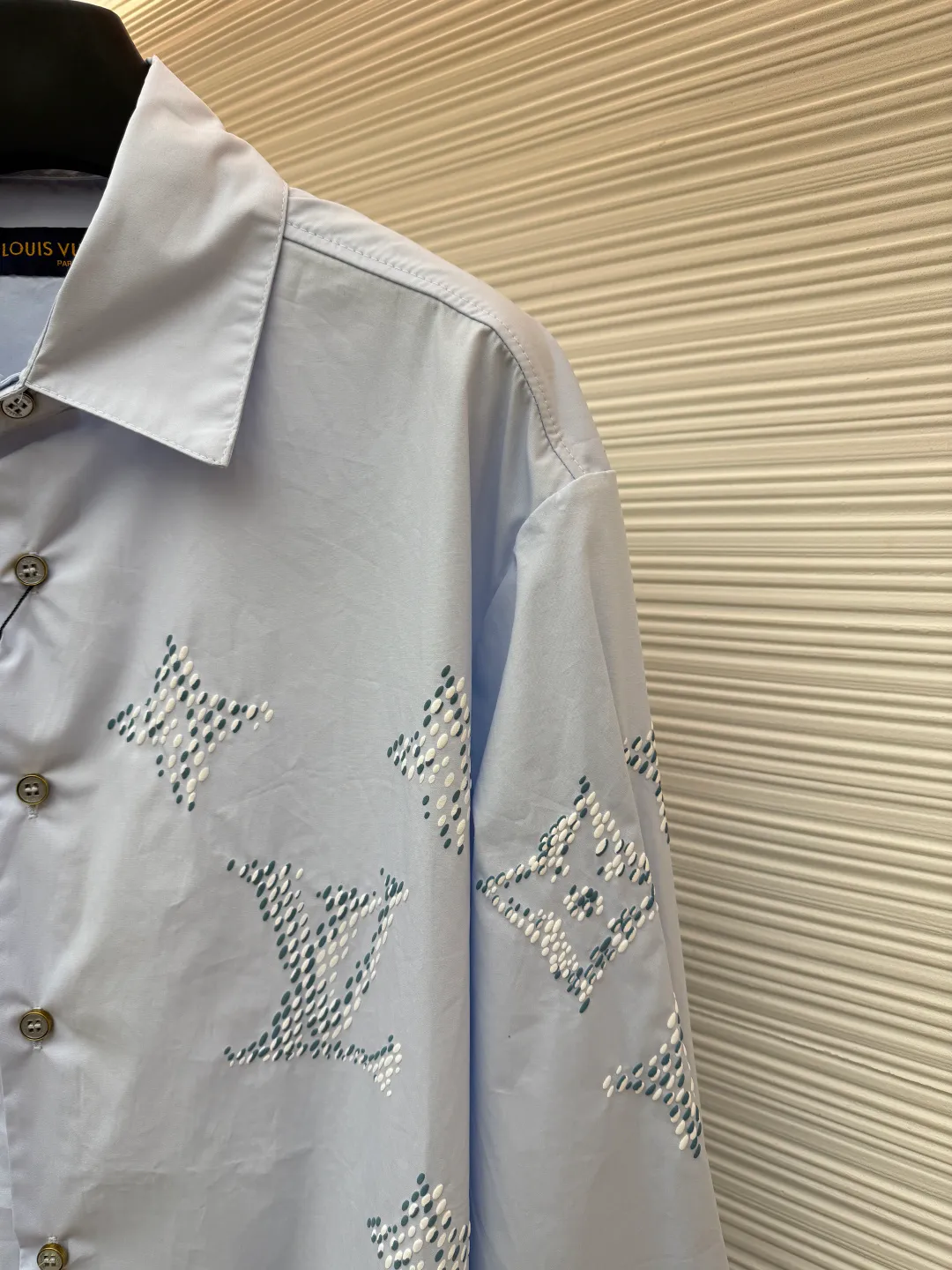 LOUIS VUITTON solid color lapel button-down long-sleeved shirt ●Original version: purchased and developed by 10530 ●Item number: 1681882-A55 ●Fabric: cotton fabric ●Technology: laser burning ●Color: blue ●Version: fitted version ●Weight: about 290 grams ●Size: S-M-L-XL ●Description: - The fabric is made of high-count combed cotton and has been pre-shrunk, making it soft to the touch and not easily deformed; the ready-made garments have been lightly distressed and washed to give them a natural and relaxed texture. The pattern part adopts hand-drilling technology: the small rhinestones are arranged according to the outline of LV's classic Monogram logo, and fixed one by one with invisible fishing lines. The diamond surface is densely arranged and highly flat, and has a delicate luster under the refraction of light. It is cut in a loose-shoulder silhouette, and the neckline is shaped with double-layer interlining. The placket is a single-row concealed placket design, the buttons are matte resin buttons of the same color, and the edges are hand-stitched. The cuffs are wide-sided and folded, and an invisible elastic band is added on the inside to maintain a drapey feel and prevent it from slipping off. The overall craftsmanship takes into account both sophistication and practical wearability. The overall wiring is straight and delicate, the fabric is comfortable and soft, and the color is consistent without color difference. It can be matched with the same style to create a fashionable look and control various occasions. Customized accessories, complete with three standards, same style for men and women!